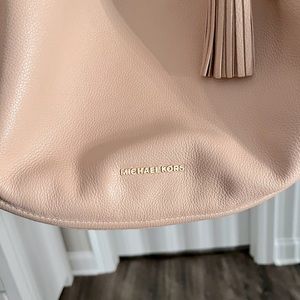 Michael Kohrs shoulder bag in a soft pink color. Pebble leather material.